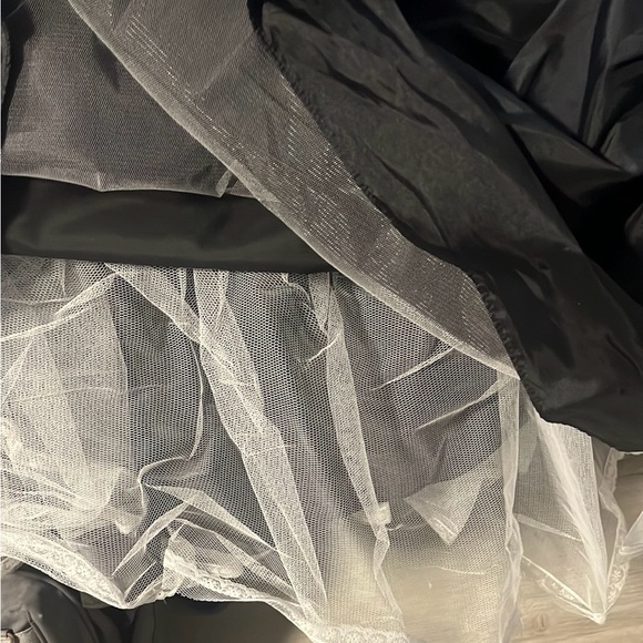 Elegant Black Evening Gown with White Bow - Picture 6 of 6